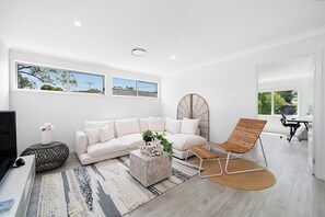 Smart TV, books - Jam Home | Luxury in Lane Cove Massive 4BR Home (Lane Cove West)