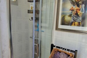 Apartment | Bathroom | Shower, hair dryer, towels, soap - The Fey Economy Apartment Gran Alacant (Santa Pola)