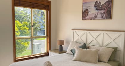 Large Coastal Retreat with Saltwater Pool Shell Cove