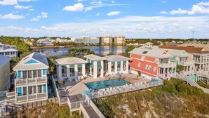 Un hotel frente al mar con varias construcciones, una piscina y vistas al océano.