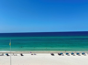 Plage à proximité, chaise longue, serviettes de plage
