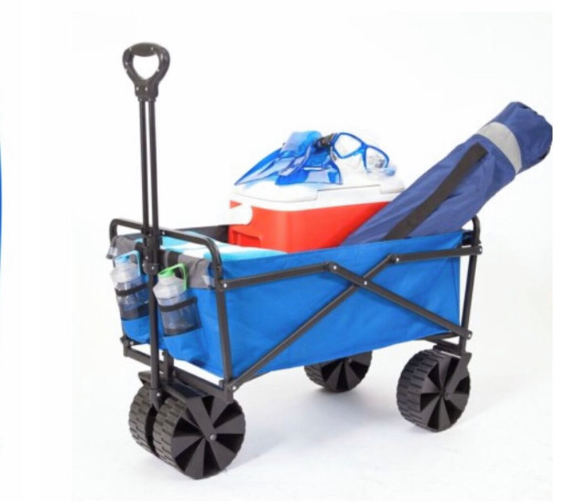 Un carrito con ruedas azul y negro que lleva un refrigerador, una botella de agua y una bolsa azul.