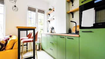 Fridge, oven, stovetop, coffee/tea maker