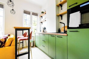 Fridge, oven, stovetop, coffee/tea maker