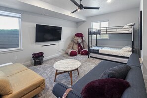 4 bedrooms, desk, iron/ironing board, free WiFi