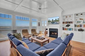 Smart-TV, Kamin, Tischtennisplatte, Drucker