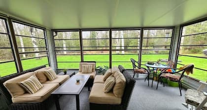 Home Away from Home (Point Clark)
Clean and quiet Room for Rent!