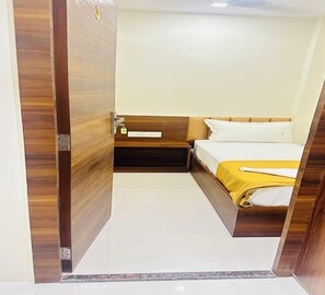 Basic Single Room | Free WiFi, bed sheets