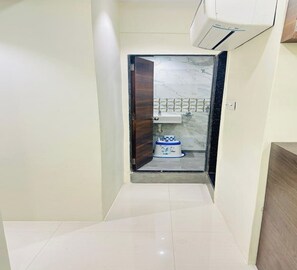 Basic-Einzelzimmer | Badezimmer | Dusche, Handtücher, Seife, Shampoo