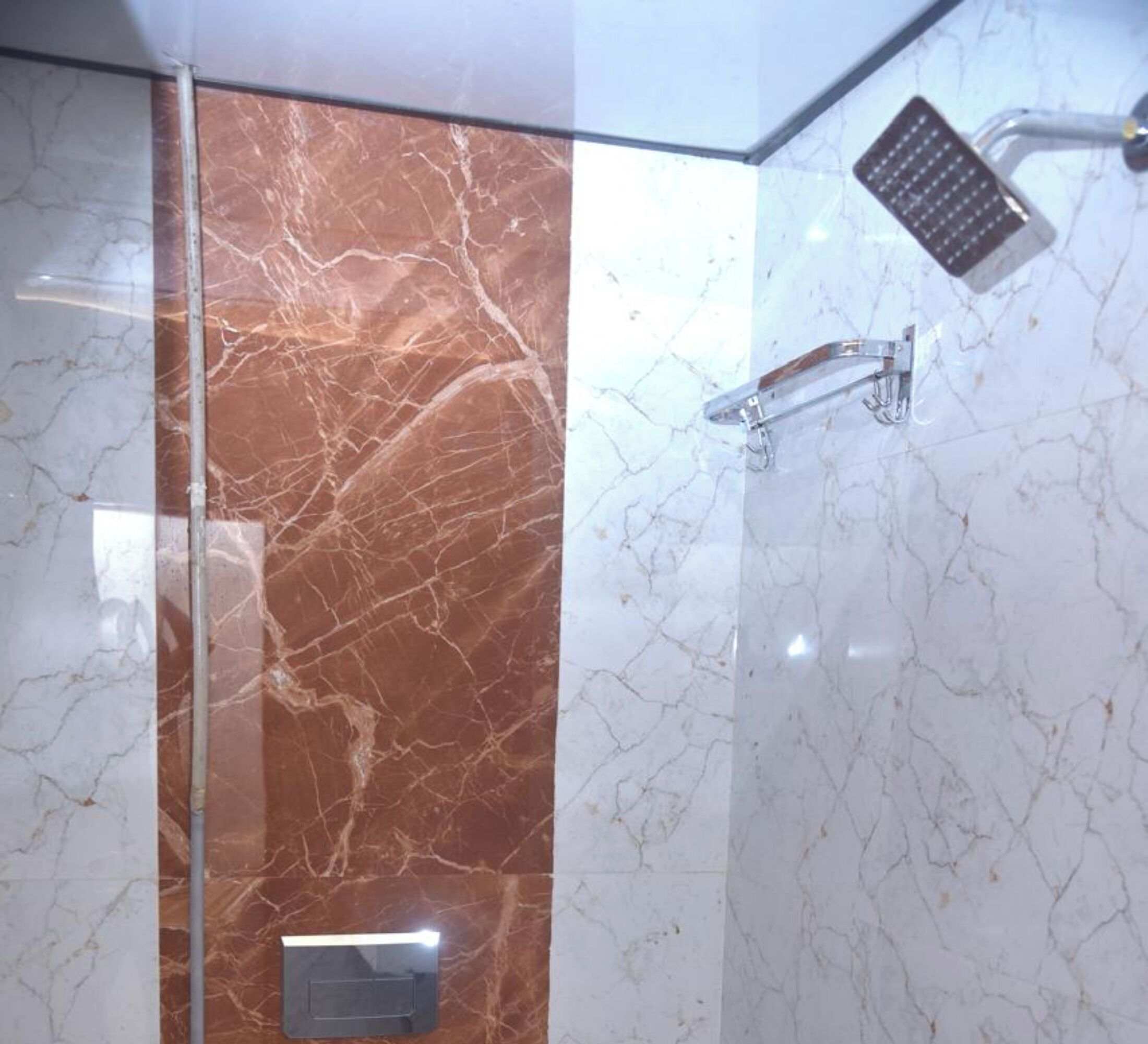 Habitación triple familiar | Baño | Ducha, toallas, jabón y champú