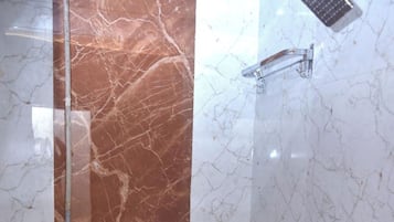 Habitación triple familiar | Baño | Ducha, toallas, jabón y champú