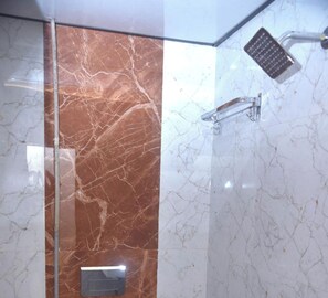 Familien-Dreibettzimmer | Badezimmer | Dusche, Handtücher, Seife, Shampoo