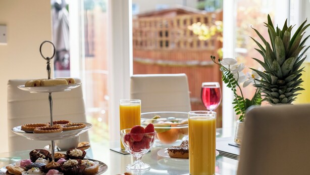 House | Breakfast meal - Riverfront Retreat in Reading With Parking (Reading)