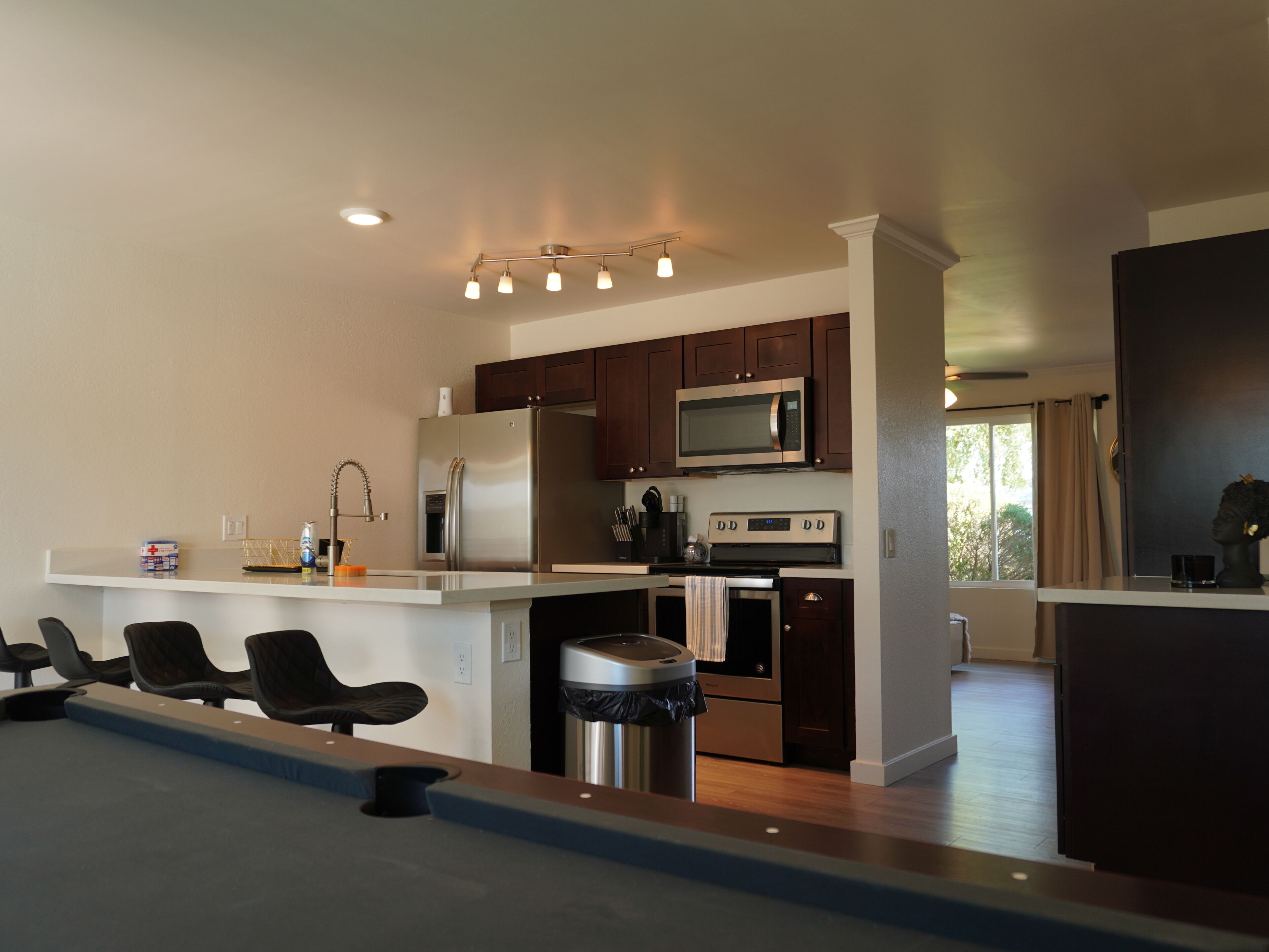 Jääkaappi, mikroaaltouuni, uuni, liesi