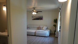 A bedroom with a bed, a ceiling fan, a painting, and a potted plant. - Charming 2-bedroom house in marvelous Phoenix with pool🌴 (Phoenix)