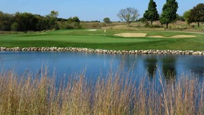 A golf course with a pond in the foreground and trees in the background. - Luxury Family Home Central Bournemouth Sleeps 6 (Bournemouth)