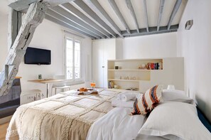 1 habitación, escritorio, tabla de planchar con plancha y cuna de viaje