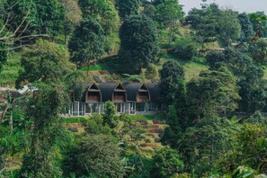 Un hôtel situé sur une colline, doté de nombreuses chambres, de toits sombres et de balcons en bois.