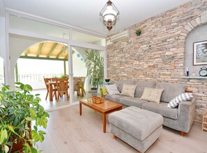 Appartamento (Two Bedroom Apartment with Terrace) | Soggiorno | TV a schermo piatto 32 pollici con canali satellitari