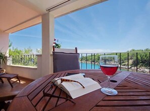 Apartamento (Classic Two Bedroom Apartment with Te) | Balcón