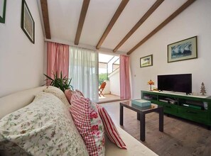 Apartment (One Bedroom Apartment with Balcony) | Living room | 32-inch flat-screen TV with satellite channels - Blissful Bay Apartments Vrboska (Jelsa)