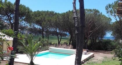 Villa in private residence, 8-minute walk to sea, 5-minute walk to shops.