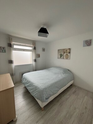 3 chambres, fer et planche à repasser, draps fournis