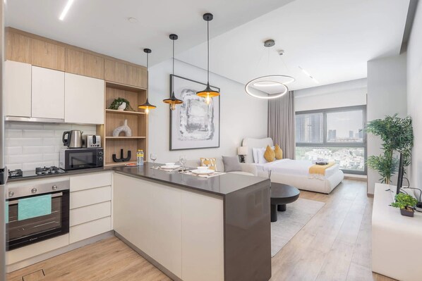 Fridge, microwave, oven, stovetop - StayShort - Exceptional Studio in Rokane G25 Good for 2 (Dubai)