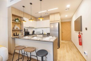 Fridge, microwave, stovetop, toaster - StayShort - Classic Flat in JVC that Sleeps 2 (Dubai)