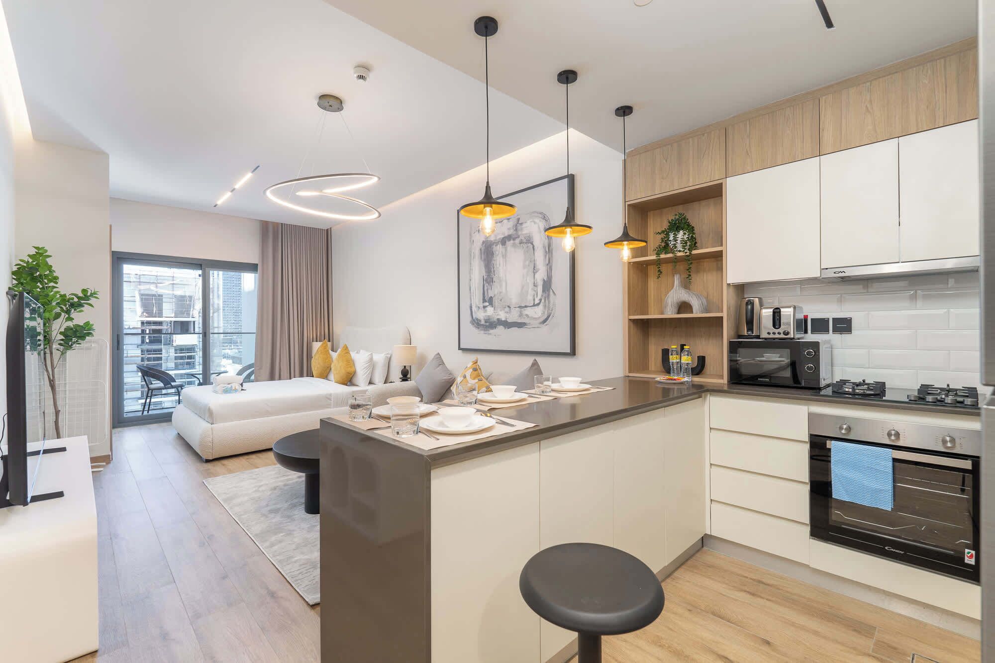 Jääkaappi, mikroaaltouuni, liesi, leivänpaahdin