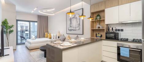 Réfrigérateur, micro-ondes, plaque de cuisson, grille-pain