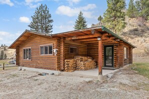 Unclassified image, 2 of 38, button - Sapphire Ridge Cabin (Hamilton)