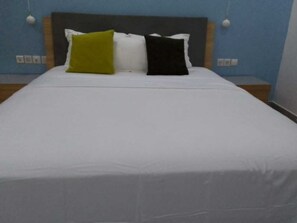 Habitación clásica doble, patio, vistas a la ciudad | Caja fuerte, escritorio, espacio para trabajar con un portátil