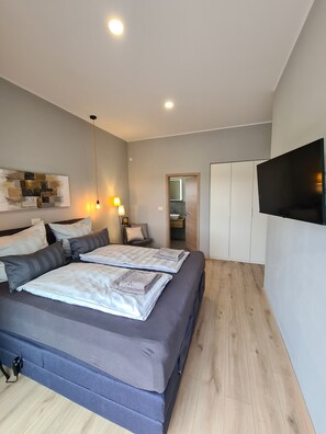 3 chambres, coffres-forts dans les chambres, bureau