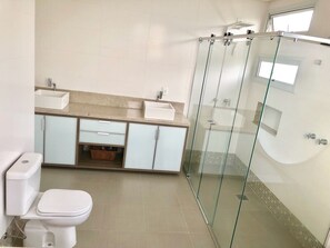 تجهيزات دش، مجففات شعر، مناشف، صابون