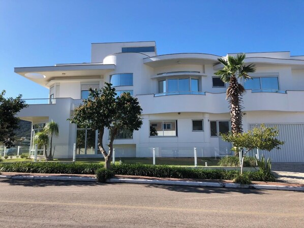 Exterior - Residence in the Conceição lagoon (Lagoa da Conceição Florianópolis)