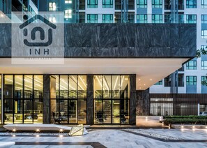 Lobby sitting area - The BASE Central Pattaya By INH Global (Pattaya)