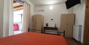 2 間睡房、書桌、熨斗/熨衫板、可攜式嬰兒床