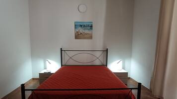 2 chambres, bureau, fer et planche Ă  repasser, lit parapluie