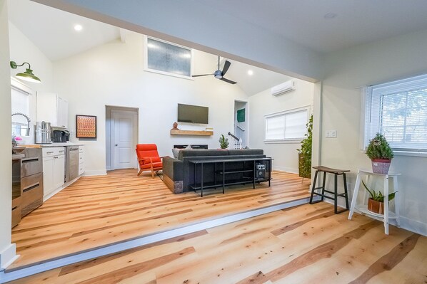 TV, fireplace - Charming 2-bedroom cottage in Pine Lake with AC, WiFi, Fire Pit, and large deck (Pine Lake)