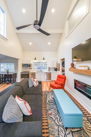 TV, fireplace - Charming 2-bedroom cottage in Pine Lake with AC, WiFi, Fire Pit, and large deck (Pine Lake)