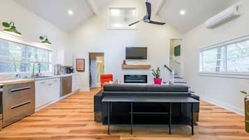 TV, fireplace