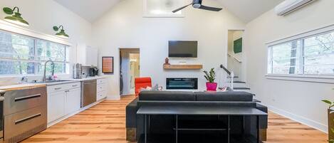 Televisión y chimenea