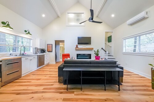 Charming 2-bedroom cottage in Pine Lake with AC, WiFi, Fire Pit, and large deck