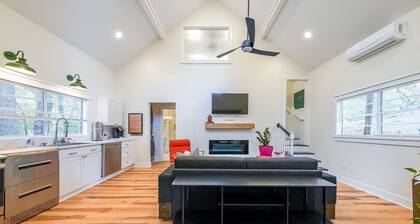 Charming 2-bedroom cottage in Pine Lake with AC, WiFi, Fire Pit, and large deck