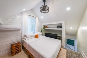 2 bedrooms, in-room safe, iron/ironing board, WiFi - Charming 2-bedroom cottage in Pine Lake with AC, WiFi, Fire Pit, and large deck (Pine Lake)