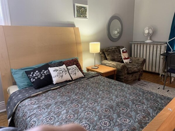 2 bedrooms, desk, iron/ironing board, WiFi