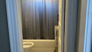 Sèche-cheveux, bidet, serviettes fournies, savon