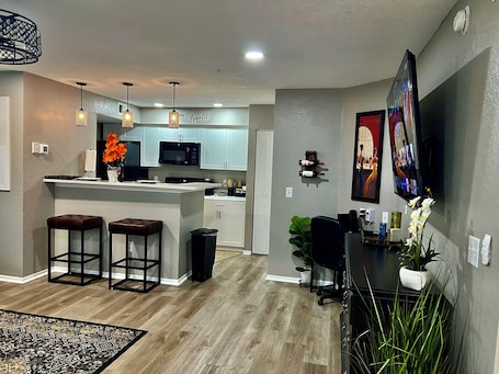 Fridge, microwave, oven, stovetop. Luxe Condo Double Bed Bliss Getaway near Disney