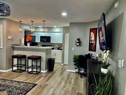 Luxe Condo Double Bed Bliss Getaway near Disney 